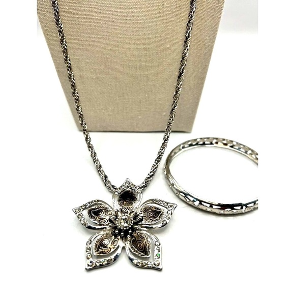 Vintage Silver Tone Flower Pendant Necklace & Bracelet Set.  A9 - Picture 1 of 9